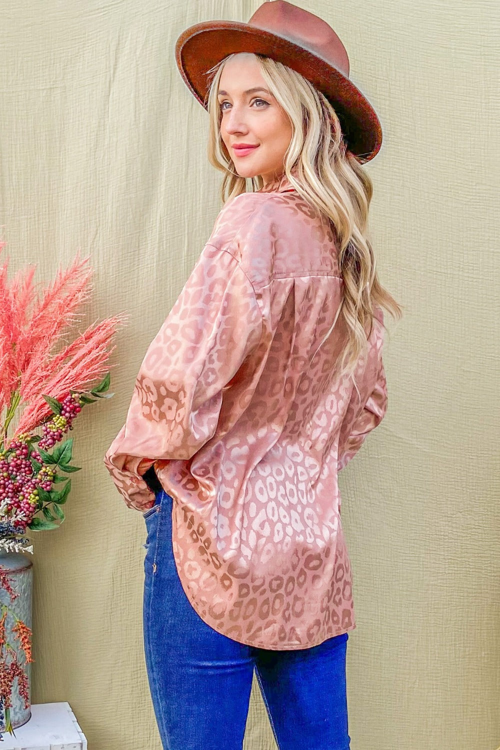 Chemise boutonnée léopard en satin à ourlet incurvé et pourquoi