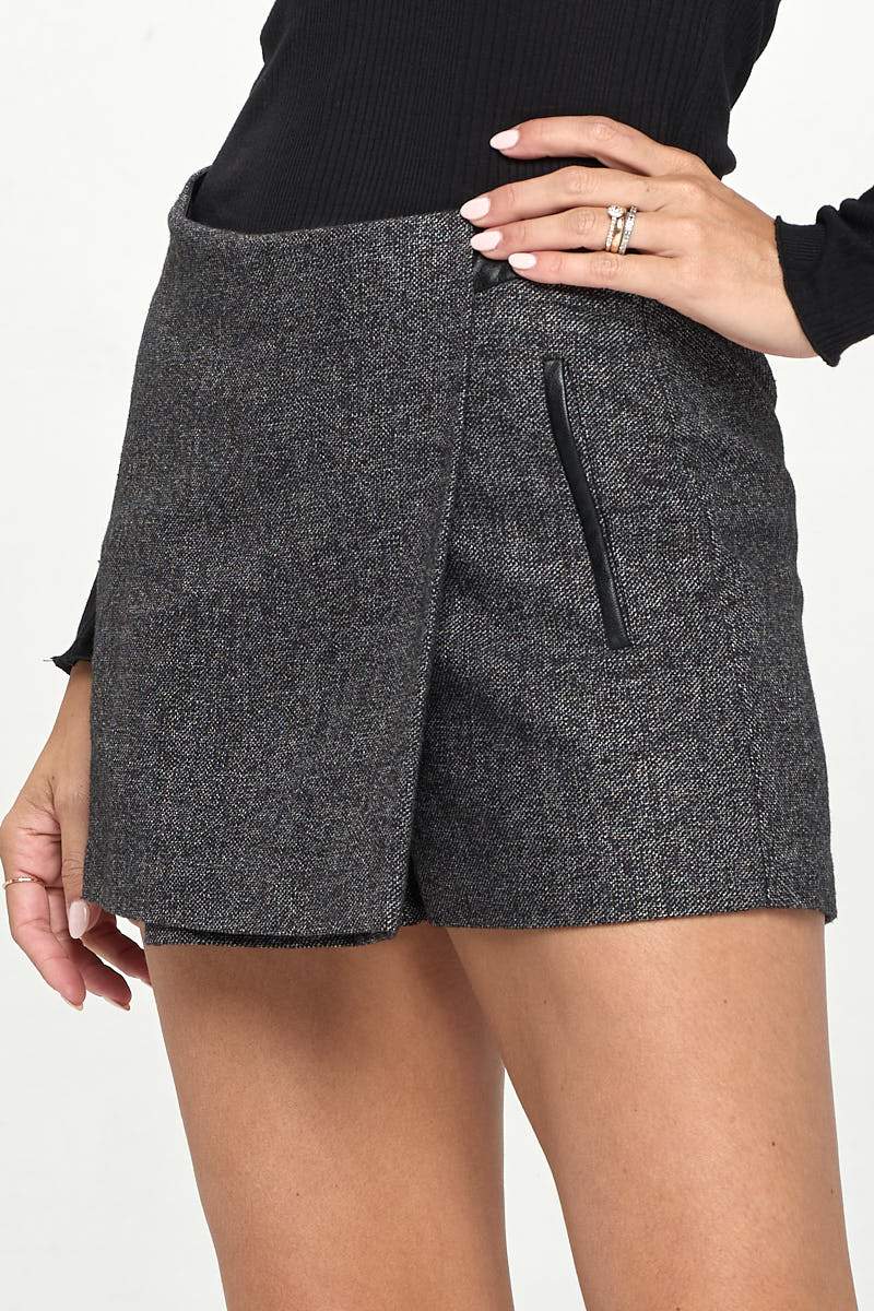 Mini-jupe portefeuille asymétrique avec bordure en similicuir