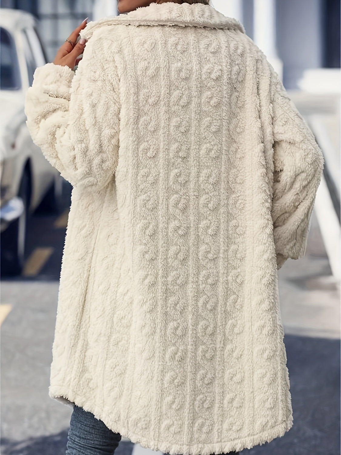 Manteau long boutonné à manches longues et duveteux