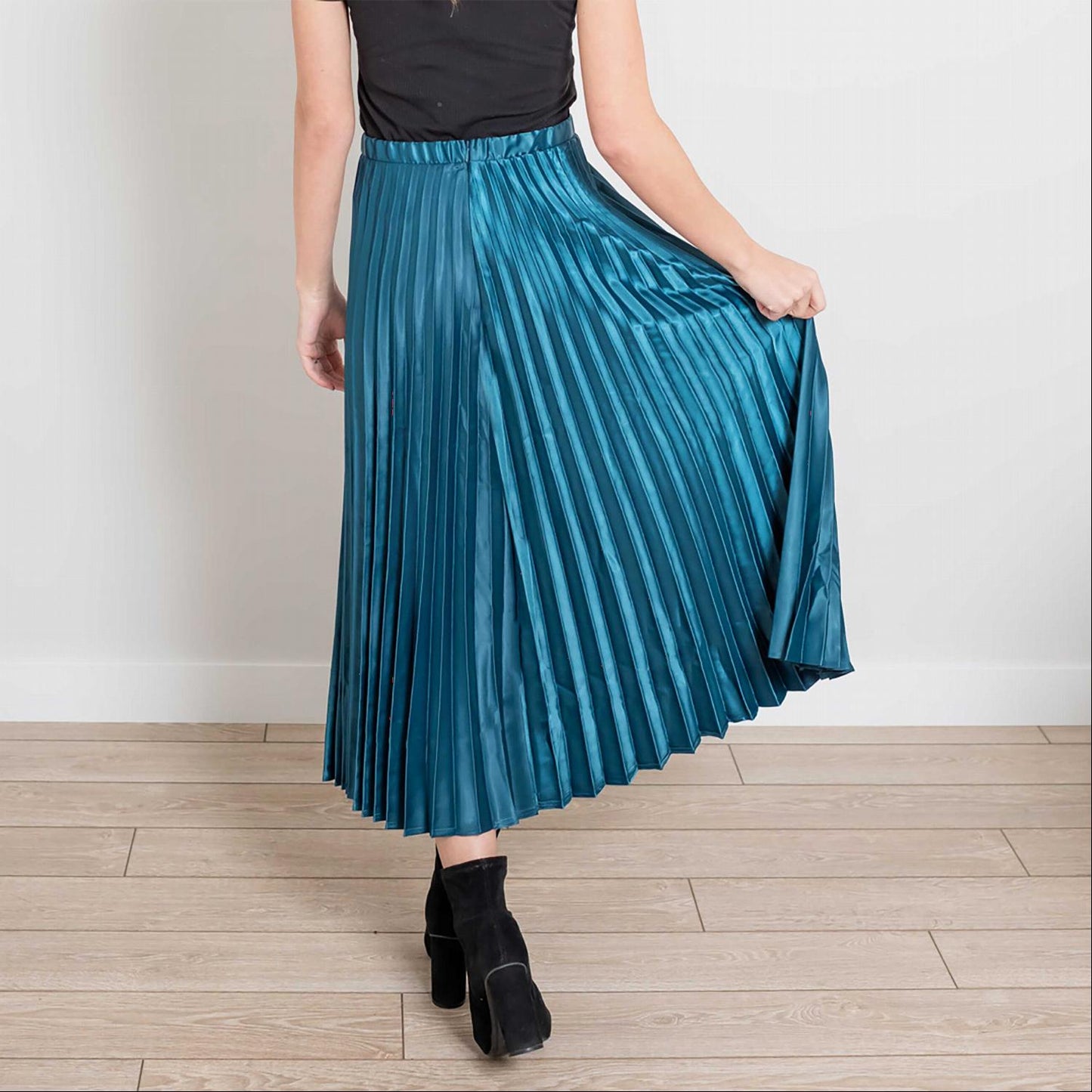 Falda midi de seda plisada con cremallera lateral