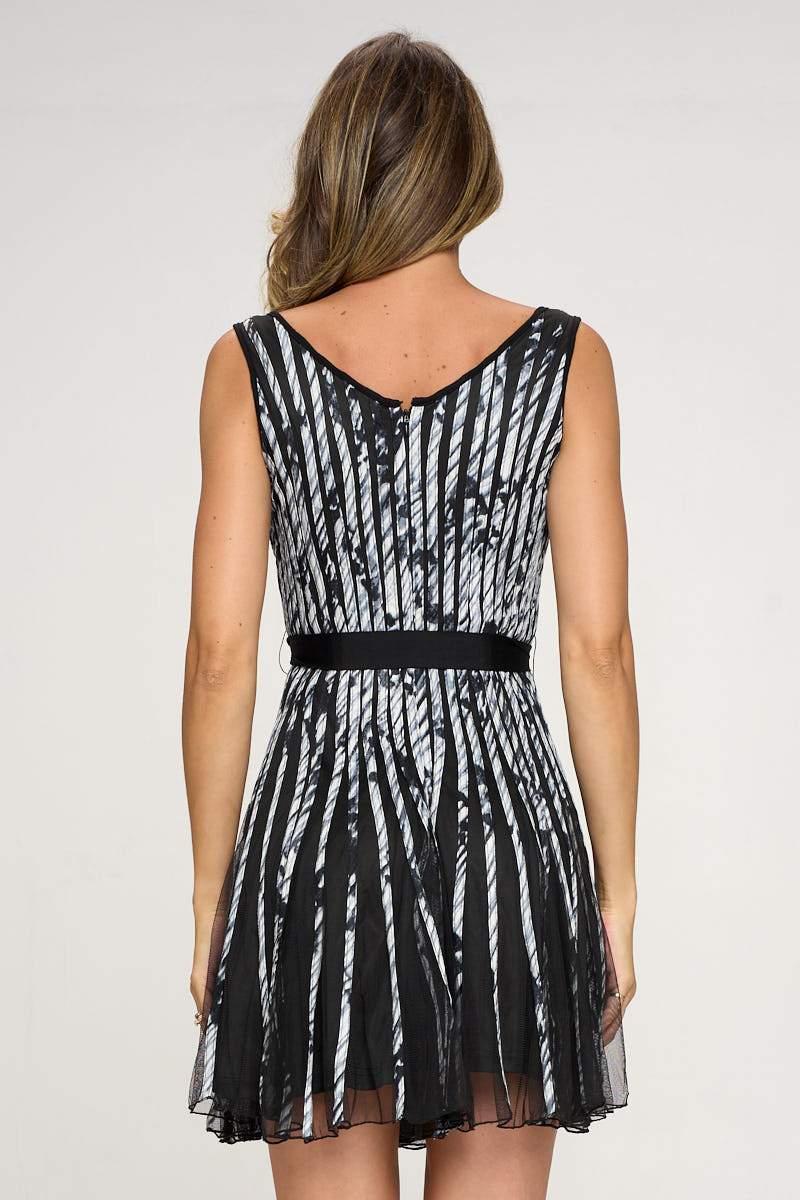 Vestido plisado sin mangas con cinturón