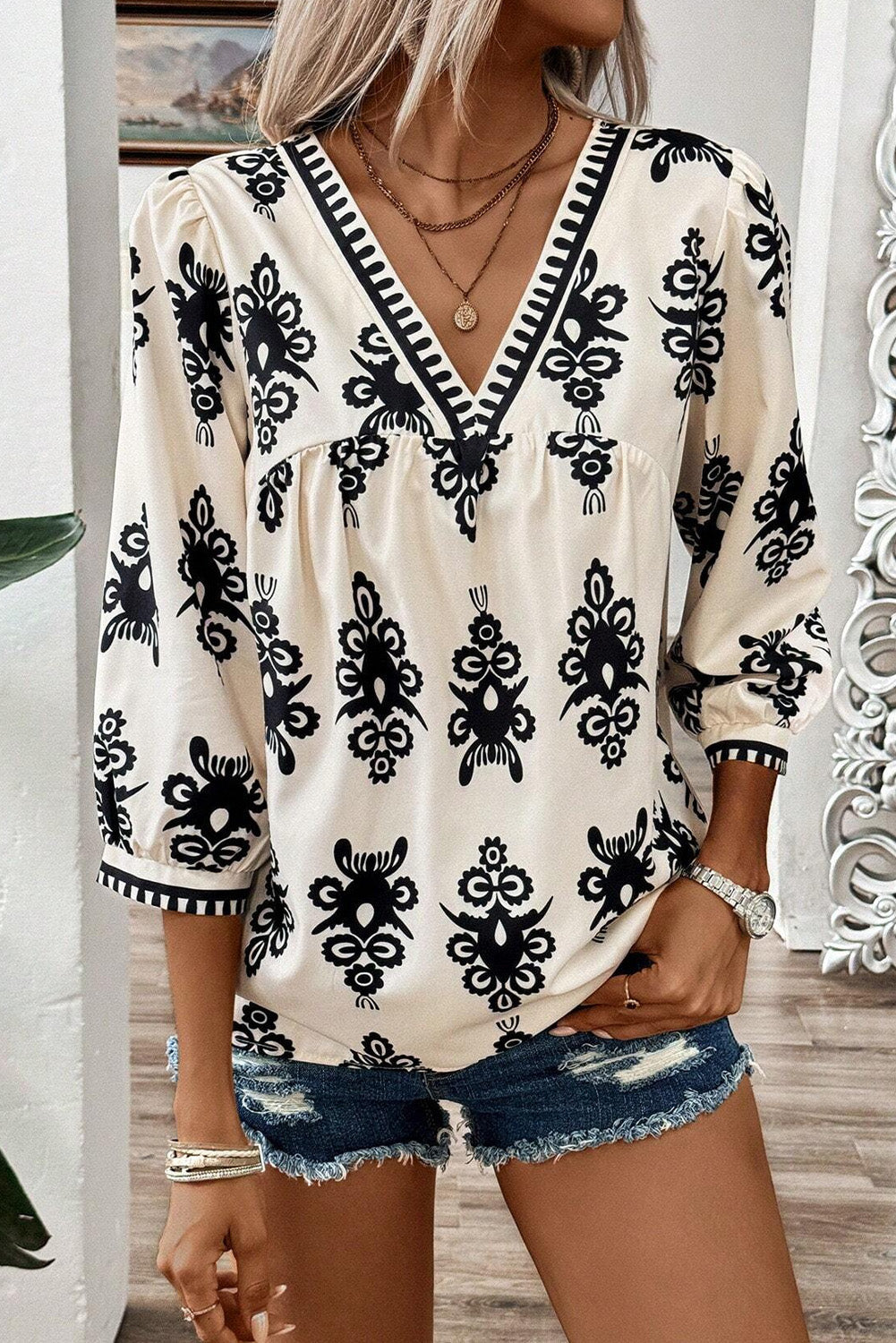 Blusa beige vintage con estampado geométrico, mangas 3/4 y cuello en V