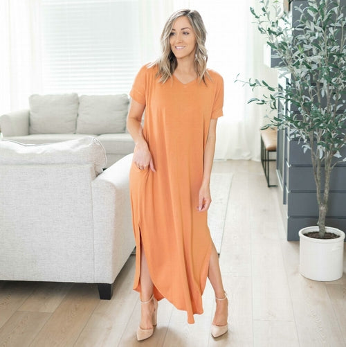 Robe longue en viscose à manches courtes et col en V avec fente latérale