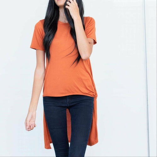 Blusa tipo túnica de manga corta con lazo delantero alto y bajo