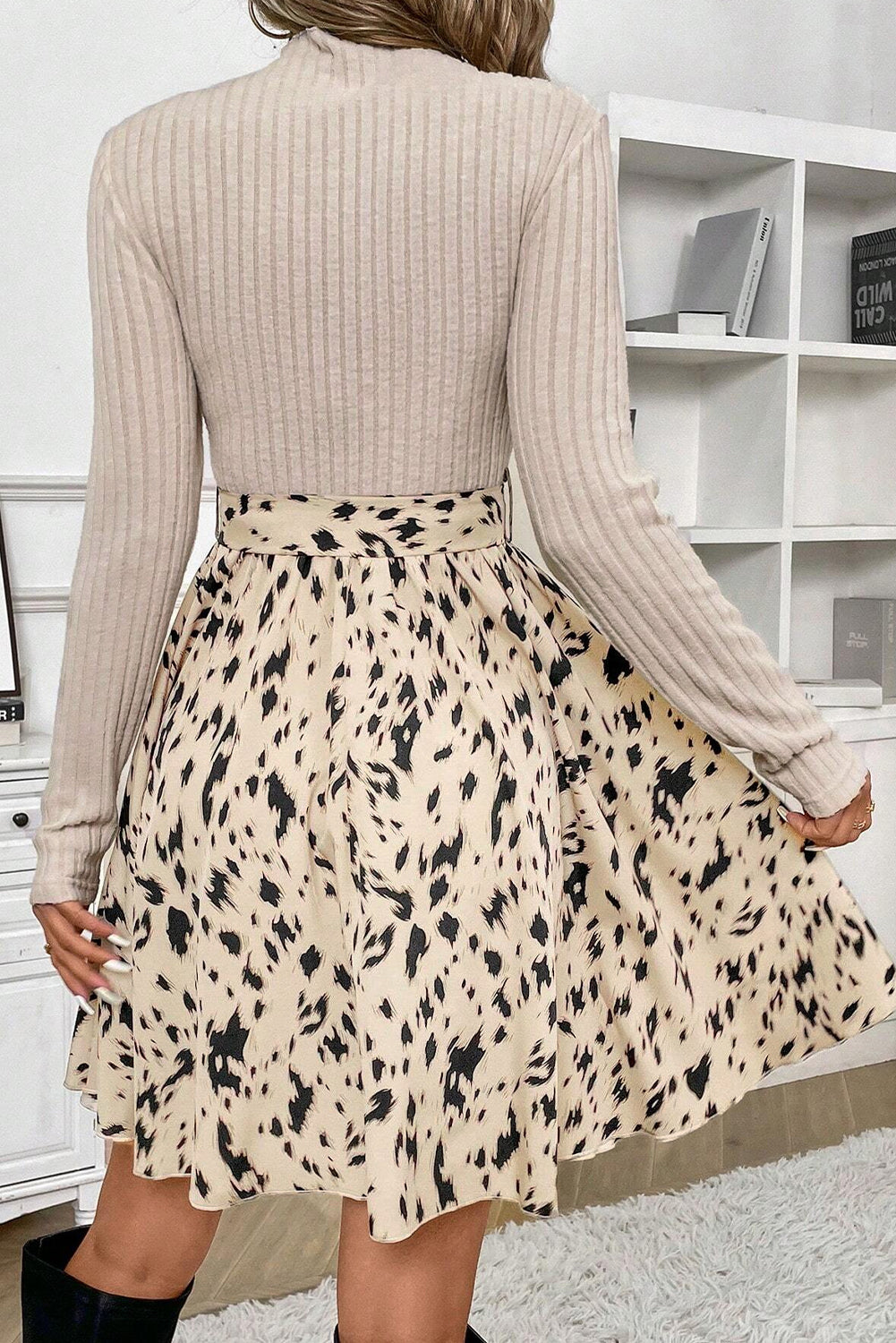 Vestido acampanado de punto acanalado beige con cinturón y estampado de patchwork