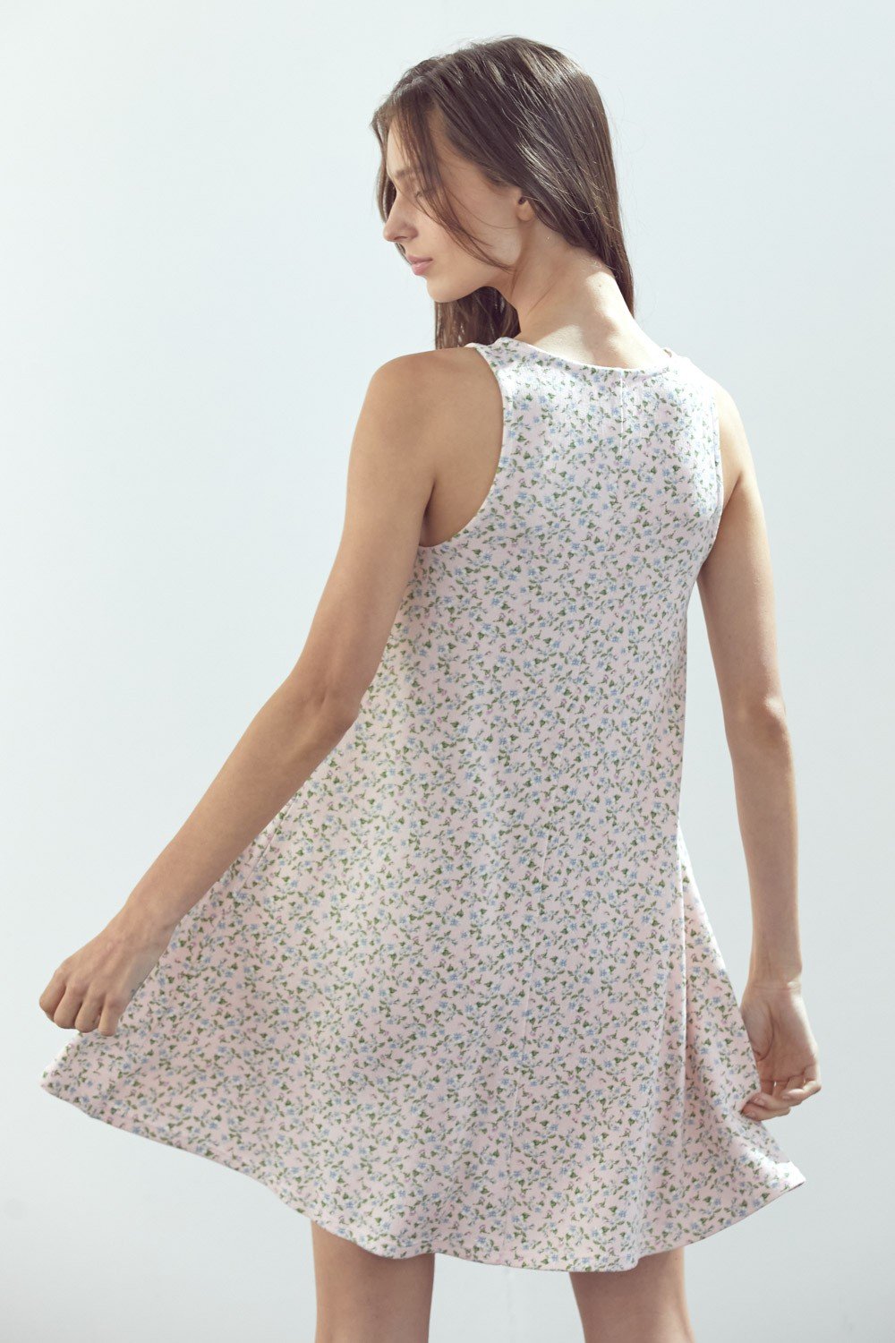Robe courte trapèze sans manches en maille fleurie marguerite