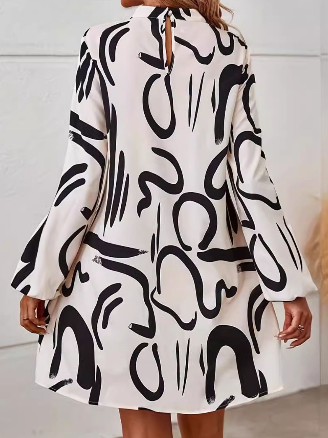 Vestido mini estampado de manga larga con cuello alto