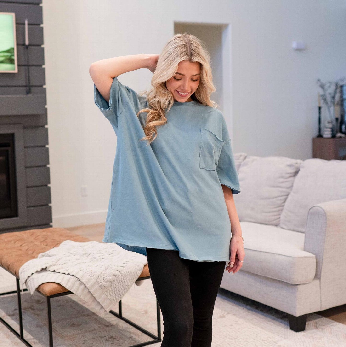 Camiseta boyfriend con borde sin rematar y bolsillo frontal extragrande