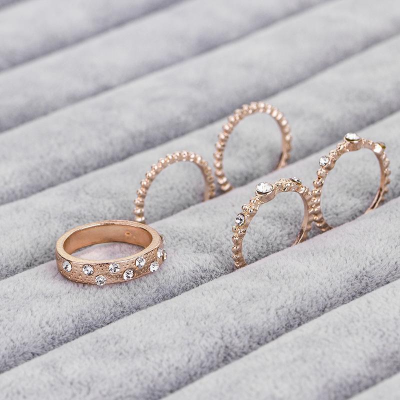 Ensemble de cinq bagues en or rose