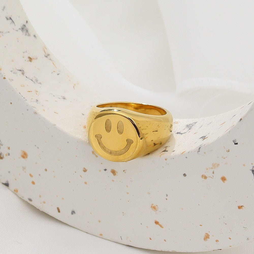 Nuevo y moderno anillo de acero inoxidable chapado en oro de 18 quilates con cara sonriente