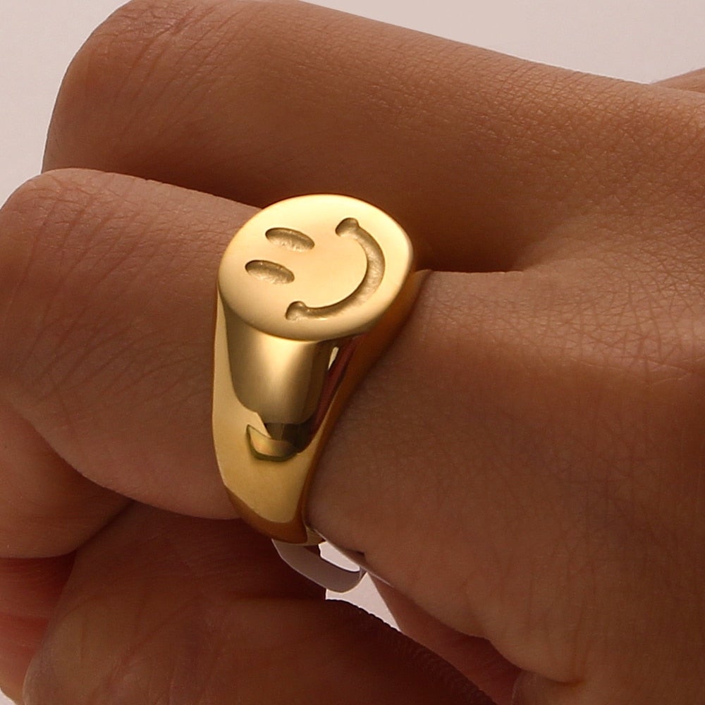 Nuevo y moderno anillo de acero inoxidable chapado en oro de 18 quilates con cara sonriente