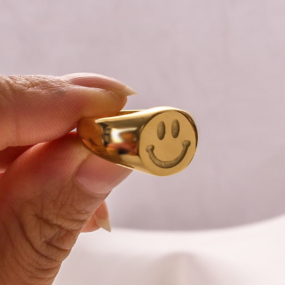 Nuevo y moderno anillo de acero inoxidable chapado en oro de 18 quilates con cara sonriente