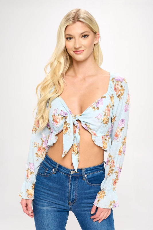 Top corto bohemio con lazo frontal y detalles de volantes