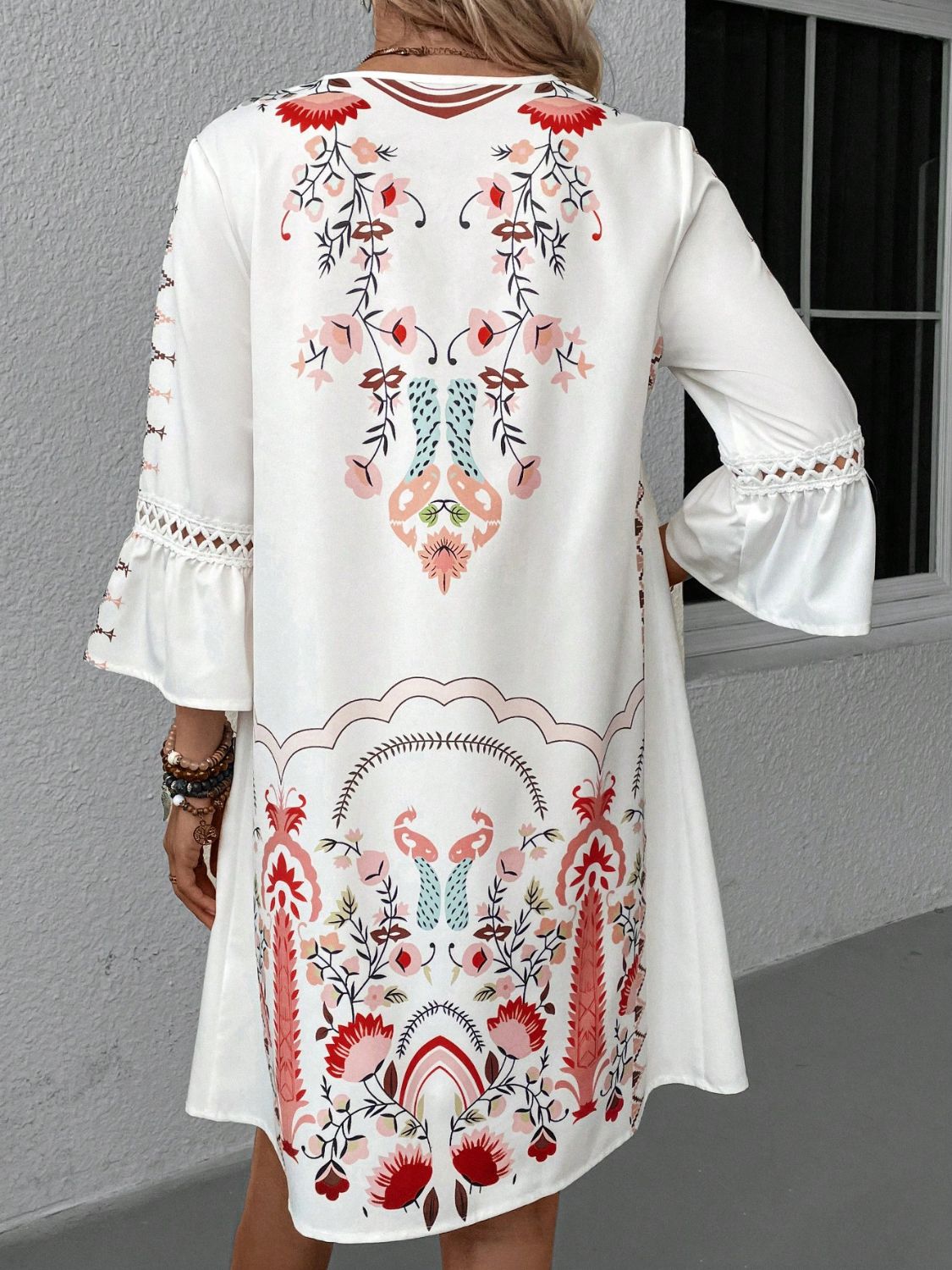 Vestido de manga tres cuartos con estampado de detalles de encaje