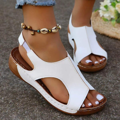 Les chaussures compensées d'été faciles à enfiler