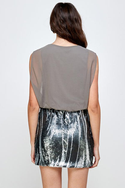 Falda de lentejuelas con vestido blusón sin mangas: un look de fiesta glamuroso