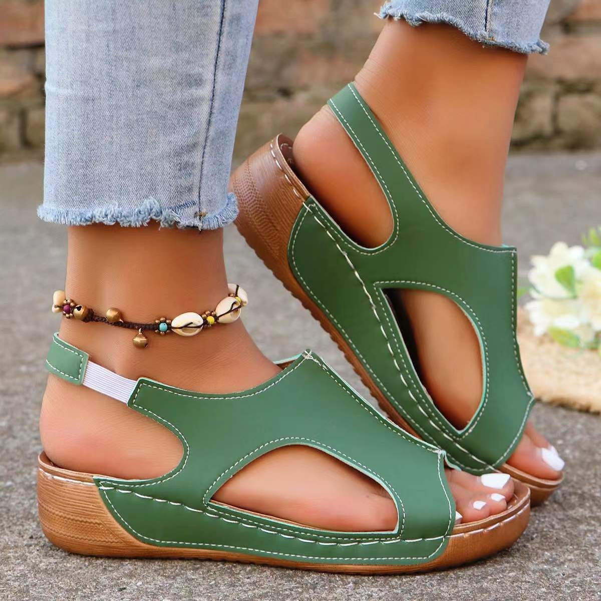 Les chaussures compensées d'été faciles à enfiler