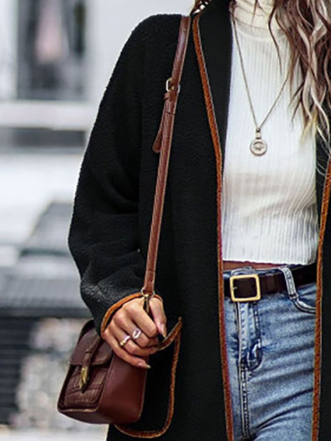 Manteau à manches longues avec bordure contrastée et poches
