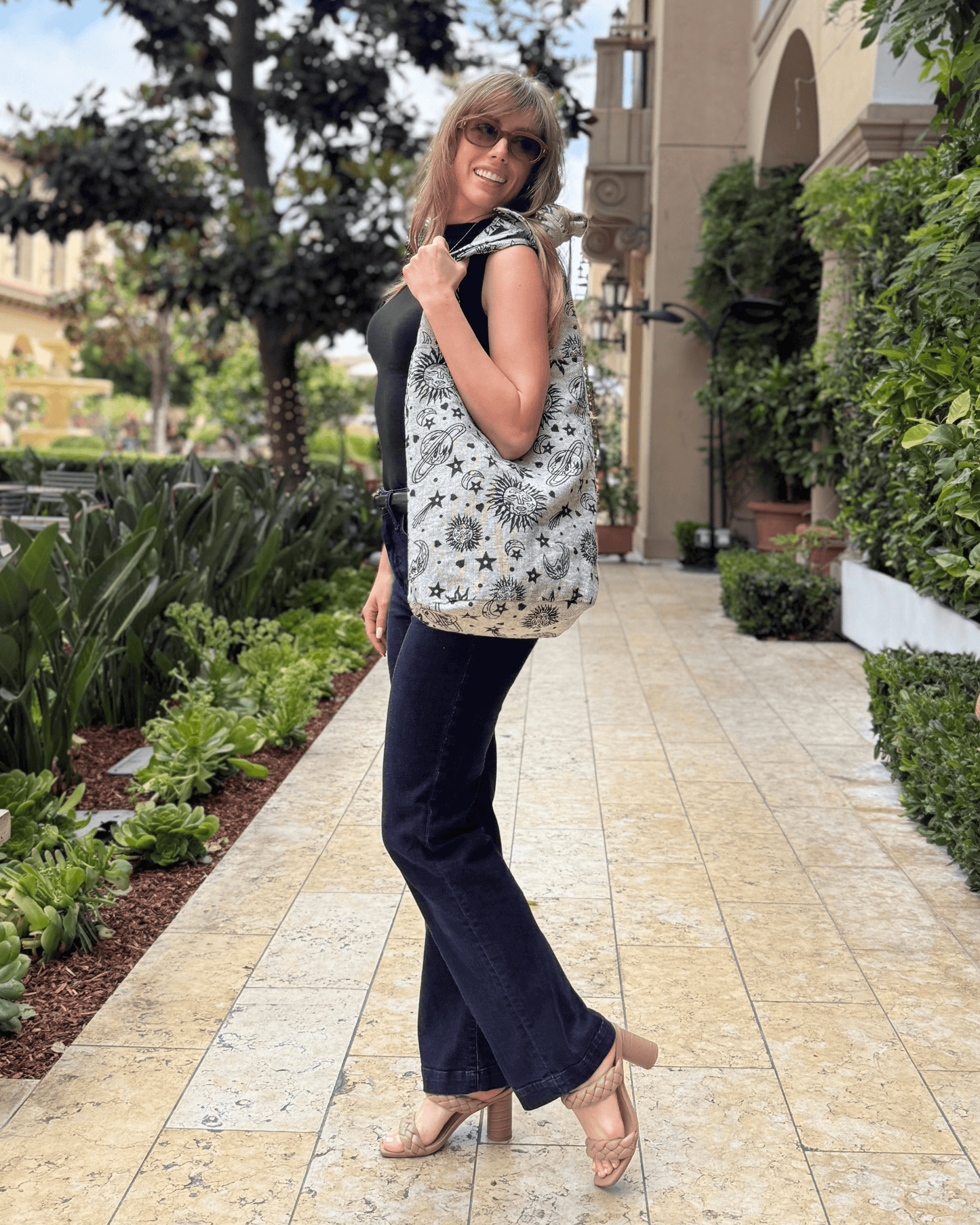 Bolso hobo con estampado celestial de la colección Kathmandu