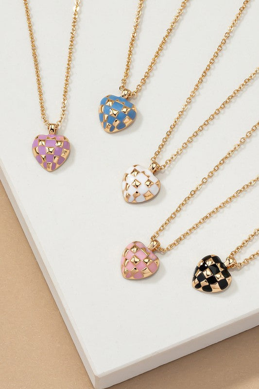 Collier avec pendentif en forme de cœur à damier