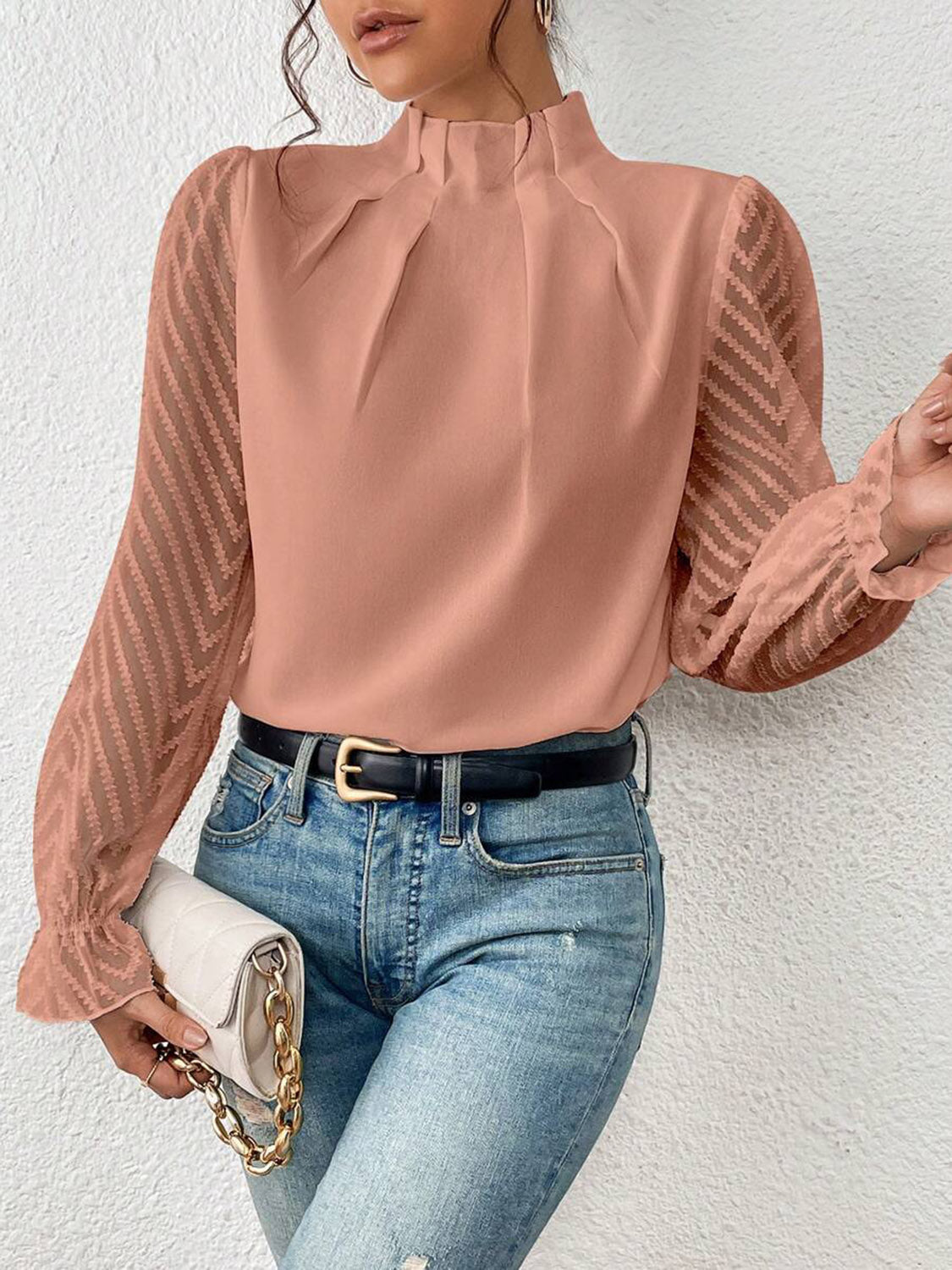 Blusa con cuello alto y mangas con volantes