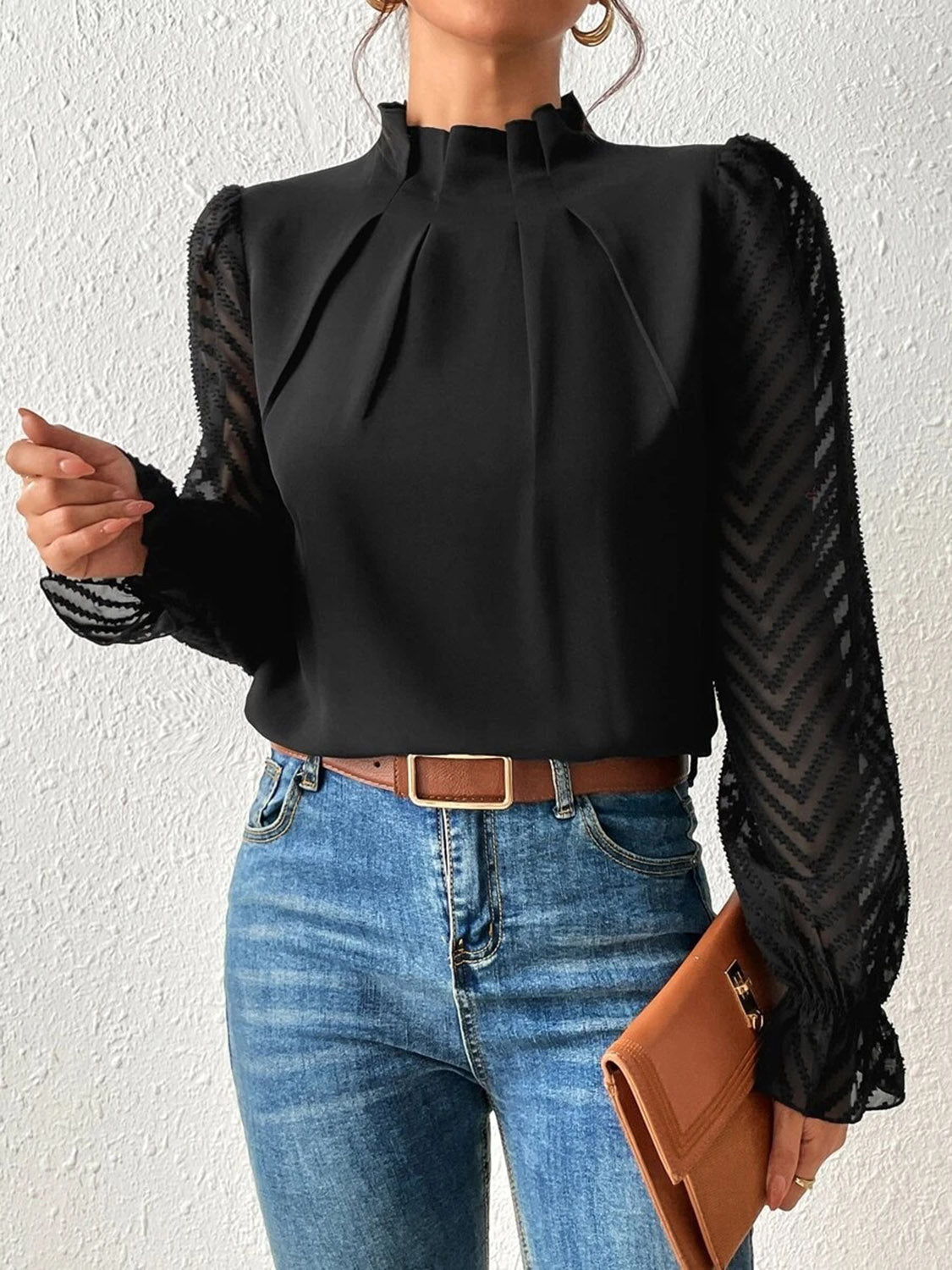 Blusa con cuello alto y mangas con volantes