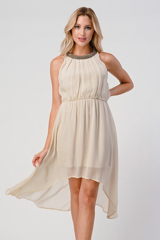Robe sans manches à décolleté asymétrique et perles