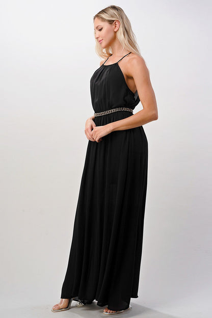 Vestido largo con cuello halter y detalle de cuentas en la cintura