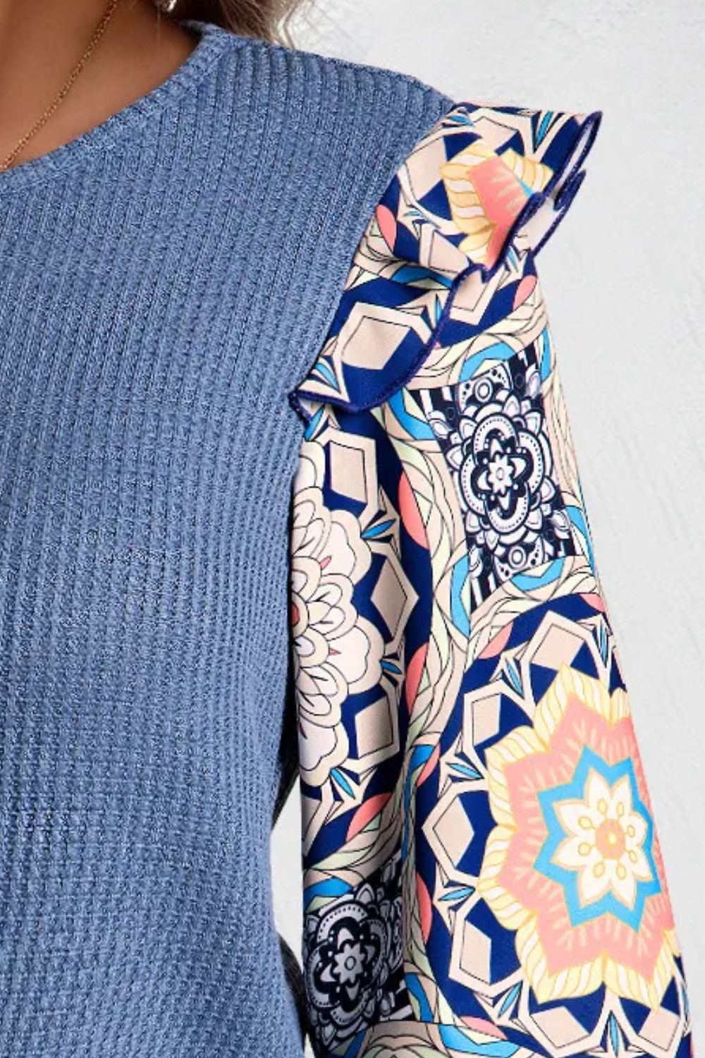 Top de manga larga con cuello redondo y estampado de volantes