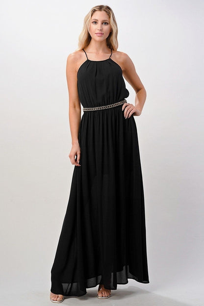 Vestido largo con cuello halter y detalle de cuentas en la cintura