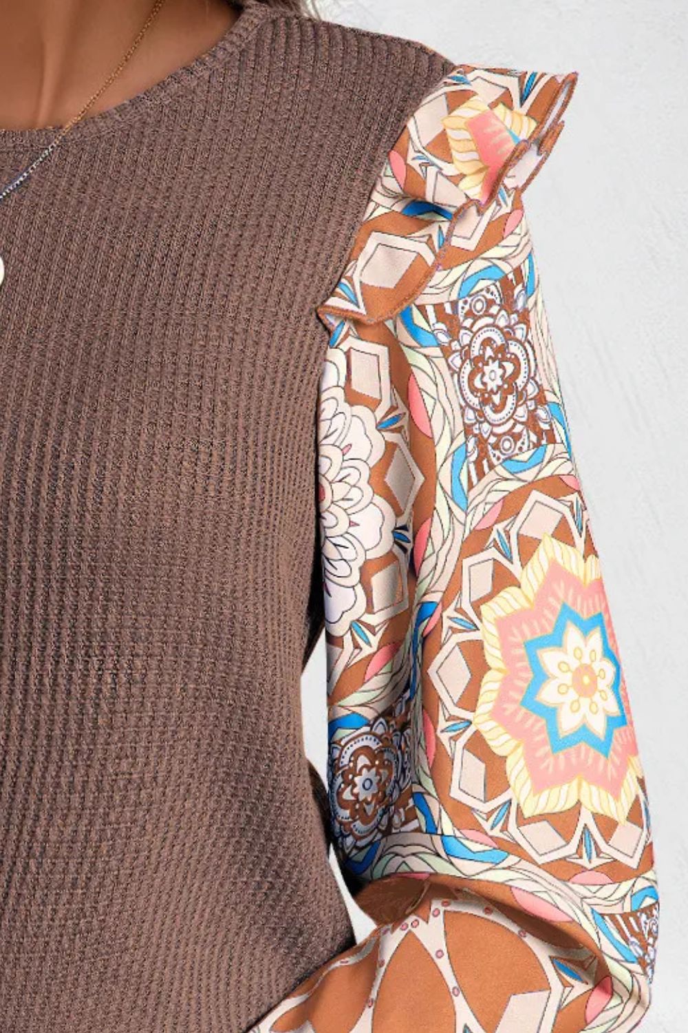 Top de manga larga con cuello redondo y estampado de volantes