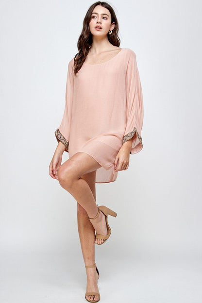 Vestido recto con mangas de murciélago: fluidez y elegancia