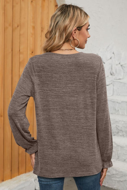 Camiseta fruncida con cuello redondo y mangas con volantes