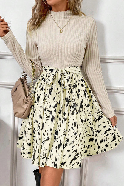 Vestido acampanado de punto acanalado beige con cinturón y estampado de patchwork