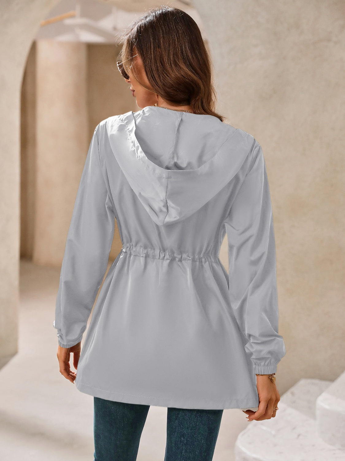 Chaqueta cortavientos impermeable de manga larga con capucha para exteriores de Ivy Lane
