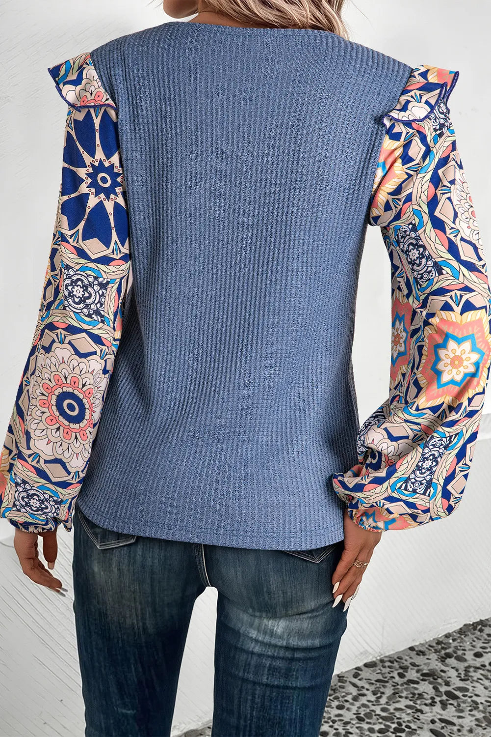 Top de manga larga con cuello redondo y estampado de volantes