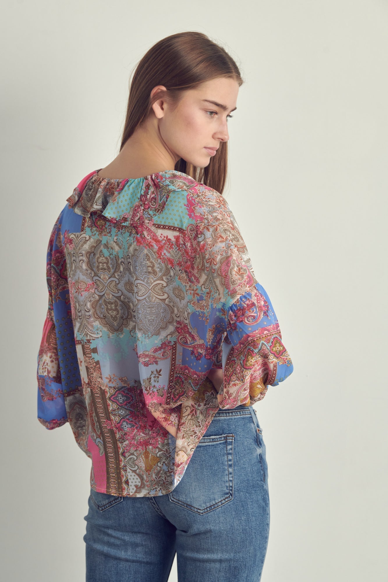 Blusa de patchwork con cuello en V y volantes