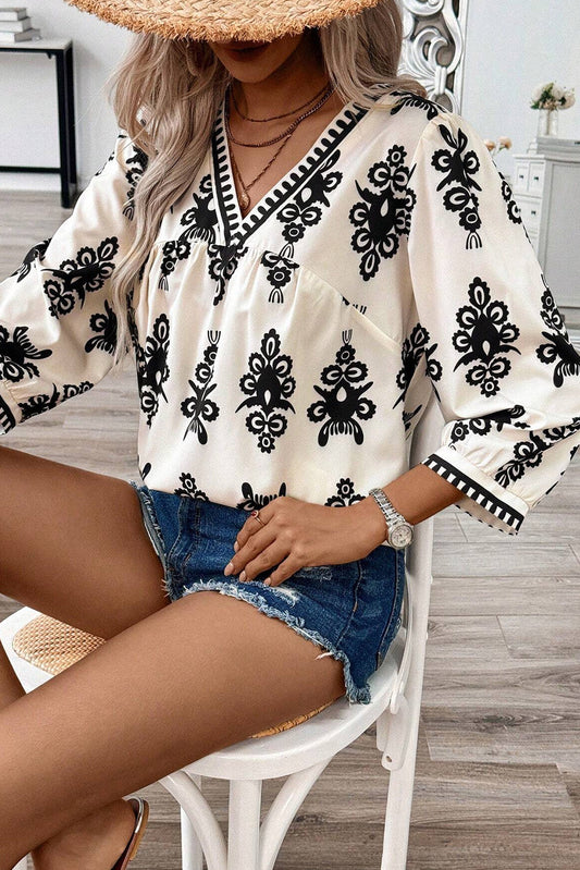 Blusa beige vintage con estampado geométrico, mangas 3/4 y cuello en V
