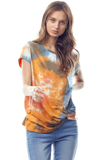 Top de manga corta con efecto tie-dye y giro frontal
