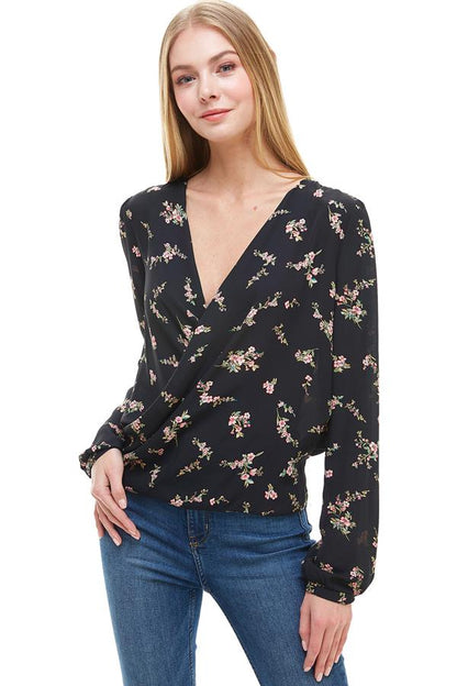 Top floral cruzado de manga larga