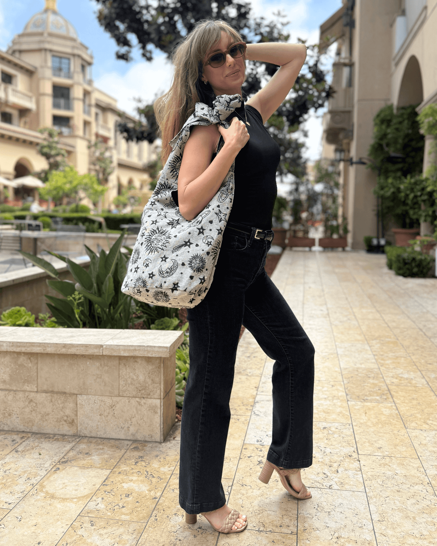 Bolso hobo con estampado celestial de la colección Kathmandu