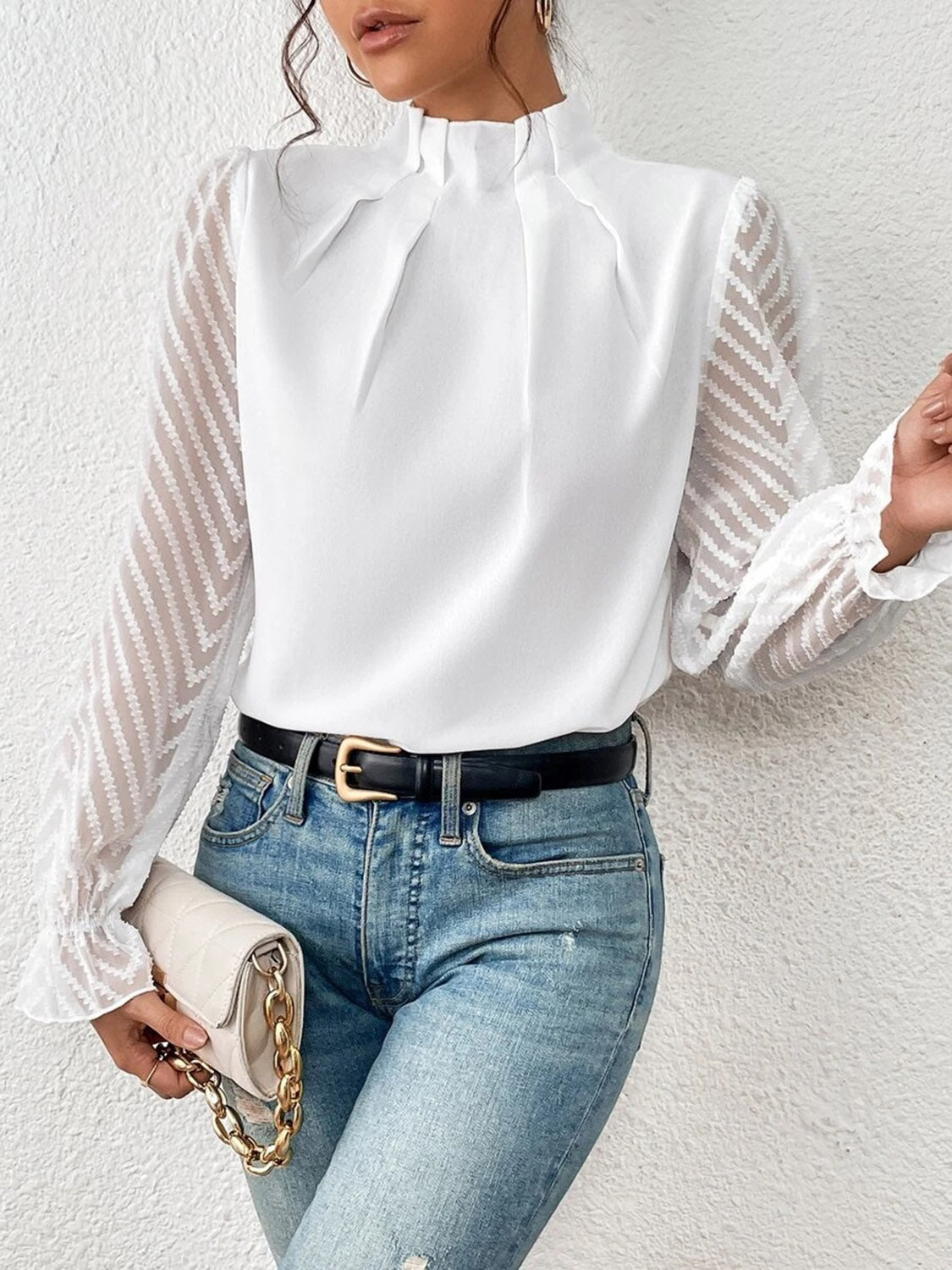 Blusa con cuello alto y mangas con volantes