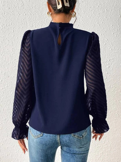 Blusa con cuello alto y mangas con volantes