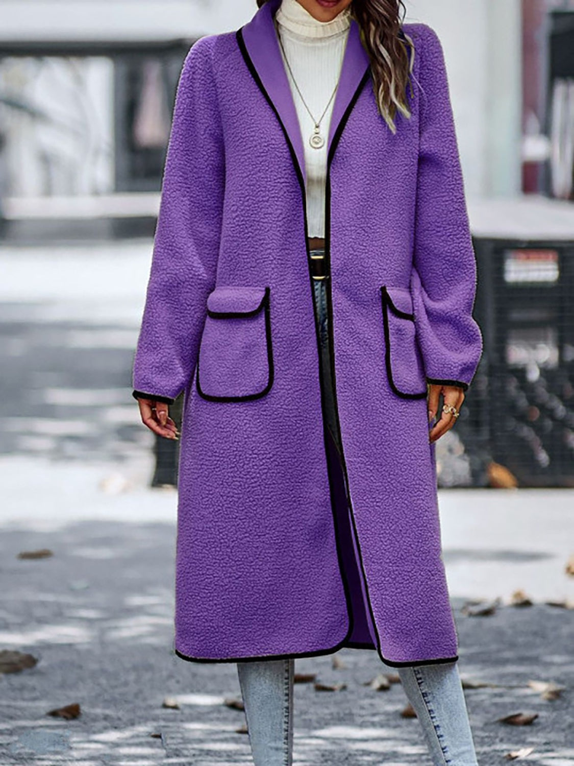 Manteau à manches longues avec bordure contrastée et poches