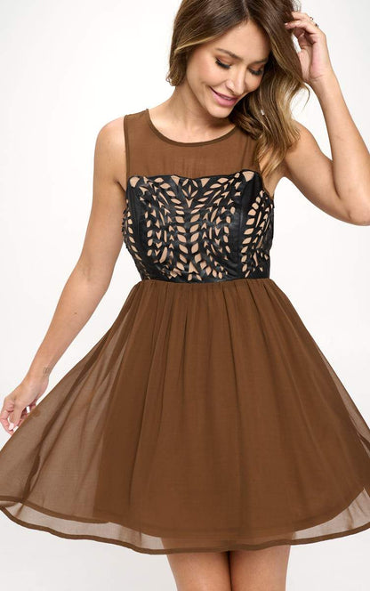 Robe ajustée et évasée sans manches découpée au laser pour femme