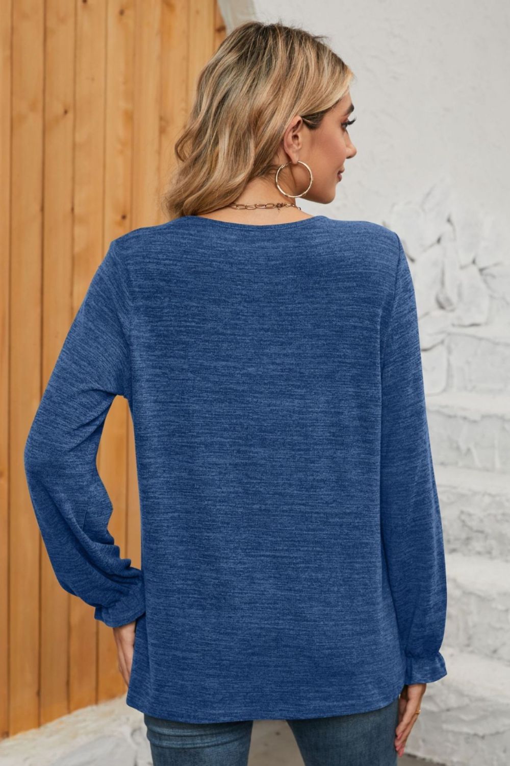 Camiseta fruncida con cuello redondo y mangas con volantes