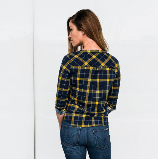 Blusa a cuadros con volantes en la parte delantera