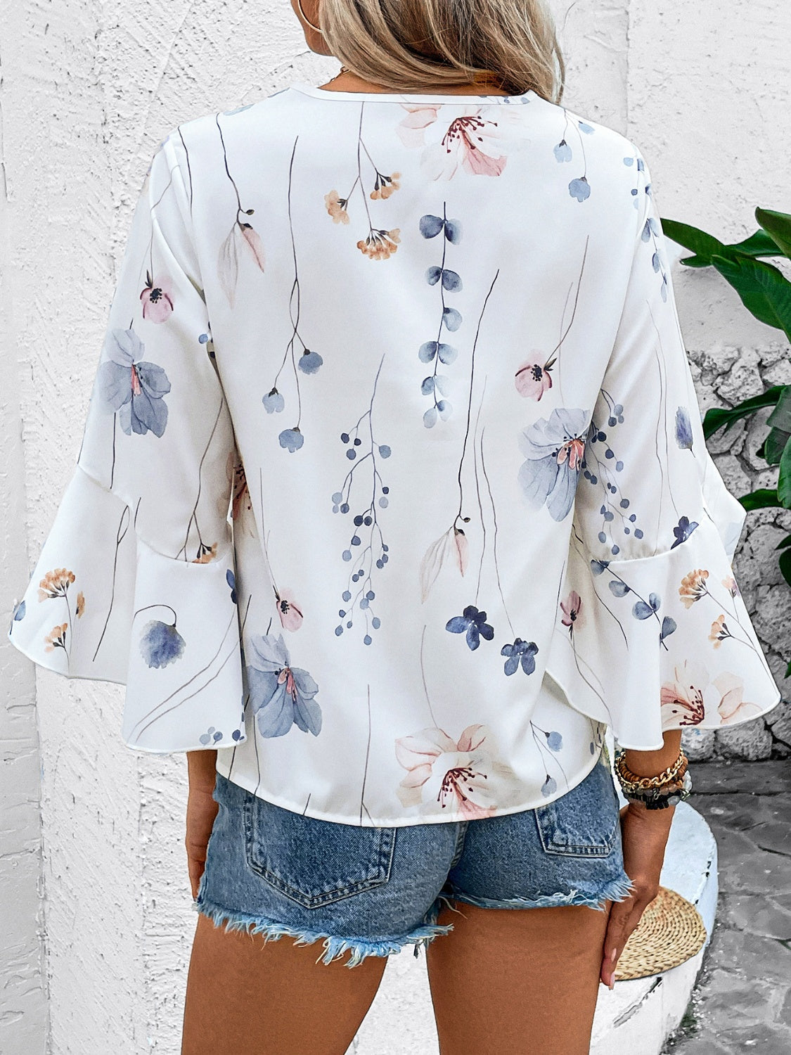 Blusa de media manga con escote en V, estampado con volantes color miel