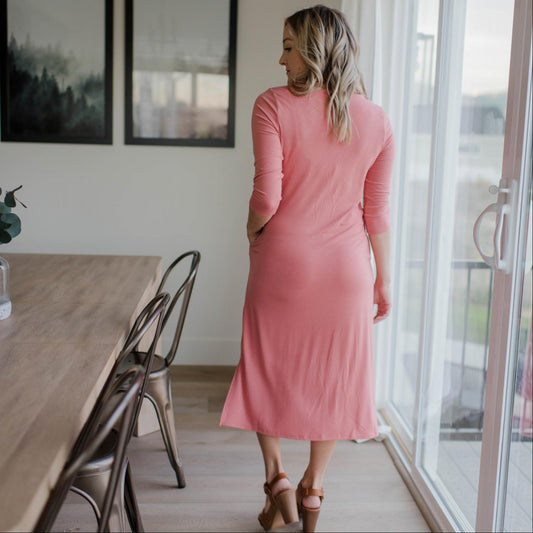 Vestido cuadrado de largo medio con bolsillos laterales