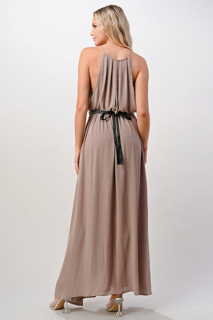 Vestido largo con cuello halter y detalle de cuentas en la cintura